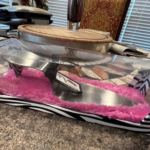 NEW Wild Eye Design Stainless Steel High Heel Cake Server - Picture 5 of 8